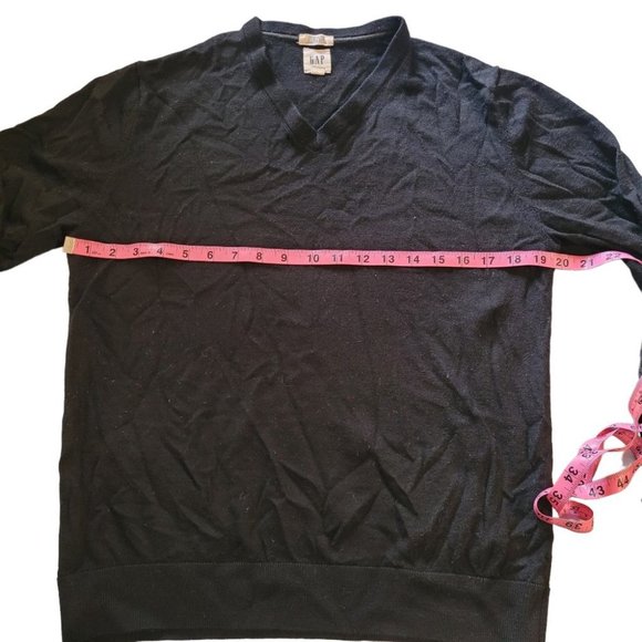 Medium Gap Black Merino Wool V-neck Fitted Knit Sweater - Picture 4 of 7